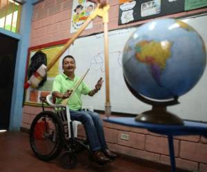 En una silla de ruedas se moviliza por los pasillos de la escuela para llegar al salón de clases.
