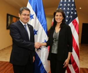 El presidente Juan Orlando Hernández y la embajadora de Estados Unidos ante las Naciones Unidas, Nikki Haley, se reunieron en Casa de Gobierno.