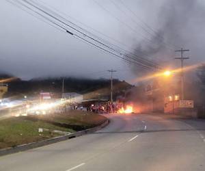 Los manifestantes se tomaron la salida al norte a primera hora de la mañana, provocando malestar entre quienes buscaban ingresar a la ciudad.