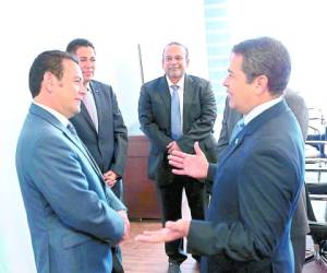 Los presidentes Jimmy Morales y Juan Orlando Hernández al poner en marcha la unión aduanera Honduras-Guatemala.