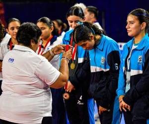 La Selección Femenina Sub-15 de Honduras celebra el título invicto de la II Copa Centroamericana Invitacional de voleibol en Managua.