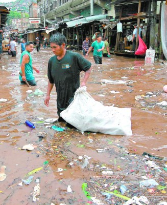 Un muerto y daños en 15 colonias deja tormenta