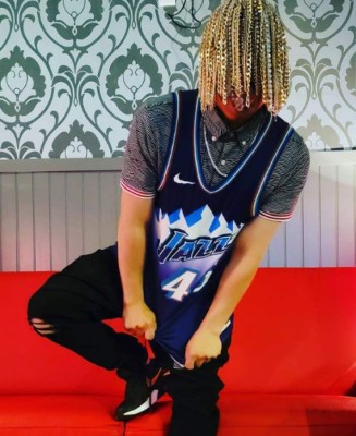 Dan Sur, influencer que asegura que se incrustó cadenas de oro en el cuero cabelludo