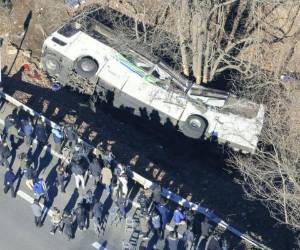 La mayoría de los pasajeros eran estudiantes universitarios de entre 18 y 32 años, según los medios locales. El conductor y su sustituto murieron en el accidente, indicó la policía.