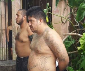Dos integrantes de la pandilla 18 fueron detenidos la tarde de este miércoles en el sector Chamelecón de San Pedro Sula.