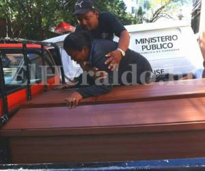 La mamá de Luis Gómez, una de las cuatro víctimas del mortal ataque en un velorio en la salida a Danlí de la capital de Honduras, rompió en llanto mientras abrazaba el ataúd de su hijo, fotos: Alex Pérez / EL HERALDO.