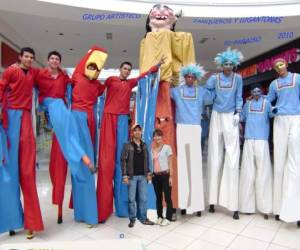 Los zanqueros se preparan para el primer encuentro de danza folclórica en zancos.