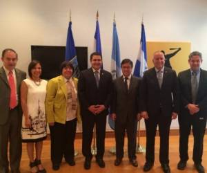 El presidente de Honduras fue recibido este viernes por autoridades del BID.