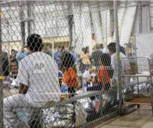 En esta fotografía de archivo del 17 de junio de 2018 proporcionada por la Oficina de Aduanas y Protección Fronteriza, varias personas detenidas relacionadas con casos de ingresos ilegales a Estados Unidos, se encuentran en una de las jaulas de un centro de detención en McAllen, Texas.