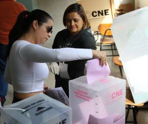 Jóvenes ejercen su derecho al voto durante el proceso electoral, en medio del llamado internacional a respetar la voluntad popular y el orden democrático.