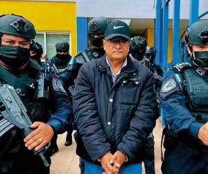 Midence Oquelí Martínez Turcios bajo custodia policial en Honduras, momentos antes de ser extraditado a Estados Unidos para enfrentar cargos por narcotráfico.