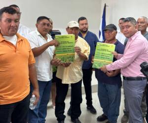 Autoridades del Instituto Nacional Agrario entregaron títulos definitivos de propiedad a representantes de cinco empresas campesinas en Olancho.