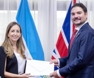 Juliana Correa, nueva embajadora del Reino Unido en Honduras, presentó sus copias de estilo al secretario de Relaciones Exteriores, Javier Bu Girón, como parte del protocolo diplomático que marca el inicio oficial de su misión en el país.