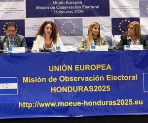 Autoridades del CNE, magistrados del TJE y representantes de la Unión Europea durante la presentación del informe final de la Misión de Observación Electoral sobre los comicios de 2025.