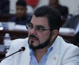 Marco Eliud Girón, exdiputado del partido Libre, aparece realizando funciones médicas en el Hospital San Felipe, caso que fue cuestionado públicamente por la doctora Suyapa Figueroa
