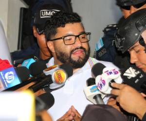 Marco Antonio Vallecillo al salir de una audiencia judicial en el proceso en el que enfrenta acusaciones por presunta extorsión, cuyo fallo permanece pendiente por recursos de amparo.