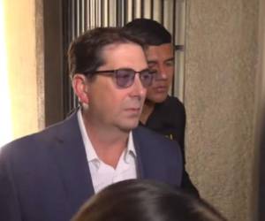 Murray Farmer, empresario estadounidense, permanece bajo arresto domiciliario en Honduras mientras su caso sigue siendo monitoreado por cadenas de televisión en Estados Unidos.