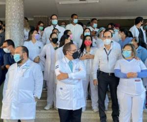 Médicos interinos de la red hospitalaria pública continúan laborando pese a acumular hasta seis meses sin recibir su salario, según el Colegio Médico.