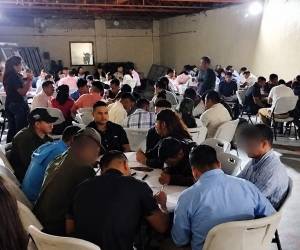 Decenas de funcionarios policiales participan en el proceso de evaluación para integrar la nueva DAET, durante la aplicación de las primeras pruebas de confianza y selección en un centro de evaluaciones de la Policía.