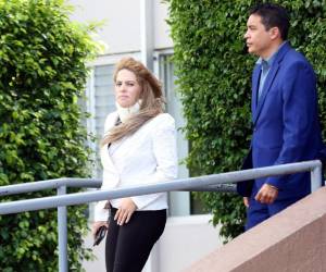 La candidata a diputada del Partido Liberal, Milagros González, al momento de salir de la audiencia.