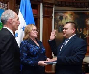 Luis Alonso Castro durante su juramentación como secretario privado y coordinador general de gobierno en Casa Presidencial.