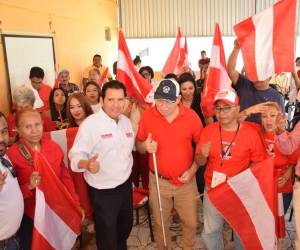 El candidato liberal Eliseo Castro expuso su plan municipal ante miembros de la Asociación de Personas con Discapacidad durante una reunión en Tegucigalpa.