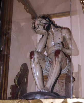 Artesanal ropaje portan imágenes procesionales para Semana Santa