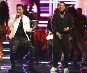 Fonsi y Daddy Yankee en la presentación en los premios Grammys 2018. Foto: AP/EL HERALDO HONDURAS.