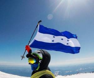 El atleta desea que la Bandera de Honduras continúe flameando en las cumbres más altas del mundo. / Foto: crédito Ronald Quintero