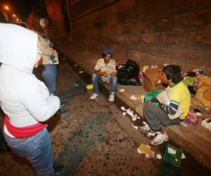 Varios jóvenes recibieron una frazada para cubrirse durante las noches heladas en Tegucigalpa.