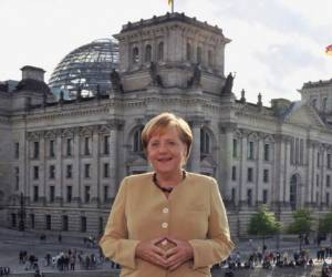 German Chancellor Angela Merkel and German Finance Minister and Vice-Chancellor Olaf Scholz arrive for the cabinet meeting on October 31, 2018 in Berlin. (Photo by John MACDOUGALL / AFP)