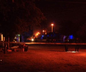 El gobierno reportó además la desaparición de un adulto y un niño. En el operativo fueron decomisadas doce camionetas y varias armas y municiones de alto calibre.