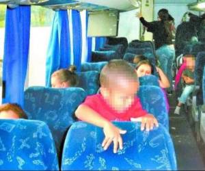 Niños y adultos hondureños regresan al país procedentes de México, a bordo de un autobús. (Foto: Archivo).