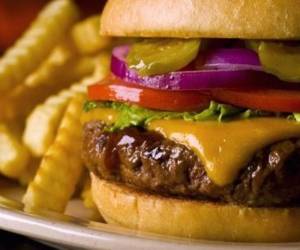 Ésta lleva tocino, guacamole fresco, chicarrón crujiente y un toque de chile.