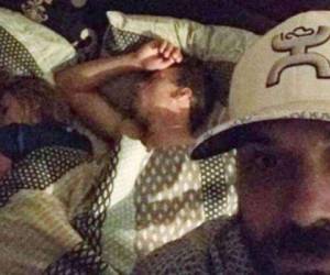 Duston Holloway se tomó una selfie con la parejas de infieles, mientras estos estaban en la cama.