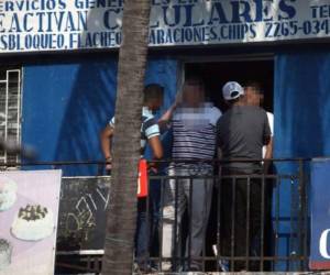 TIENDA. El reportero de EL HERALDO sale del establecimiento donde se hizo la reactivación ilegal del IMEI.