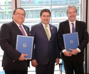 El canciller Arturo Corrales y el presidente Juan Orlando Hernández junto al embajador Mario Giro, subsecretario de Estado en los Despachos de Relaciones Exteriores y Cooperación Internacional de Italia.