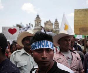 CODECA y otras organizaciones participantes en la manifestación solicitaron a la Cicig que dirija sus investigaciones hacia el gobierno de Jimmy Morales y su gabinete (Foto: Plaza Pública/ El Heraldo Honduras/ Noticias de Honduras)