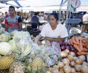 Los productores aprovechan las ferias para vender sus cosechas.