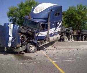 Una rastra se accidentó este viernes en la carretera CA-5. (Foto: Tomada de RedInformativa)
