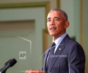 El expresidente estadounidense Barack Obama habla ante un lleno completo en el Foellinger Auditorium el viernes, 7 de septiembre del 2018, en el campus de la Universidad de Illinois en Urbana.