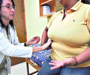 Los síntomas de la enfermedad se presentan ya cuando está avanzada, entre ellos están una masa o bolita en los senos, hundimientos, secreción de los pezones y los pechos se ponen duros.