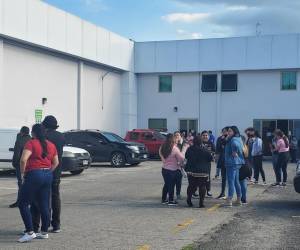 El personal que labora en algunas instituciones de San Pedro Sula, fueron evacuadas ante el fuerte sismo de esta tarde en Honduras.