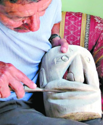 'Checho”, el artesano de las mil máscaras