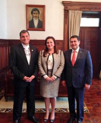 JOH y Correa dialogaron de política fiscal y asistencia social