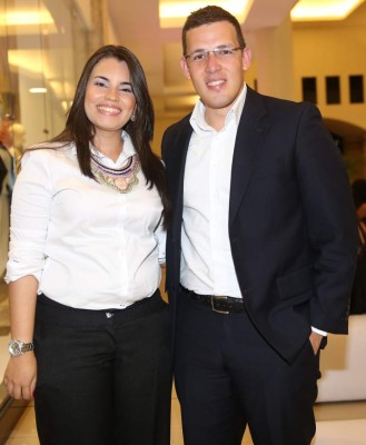 Exquisito coctel y brindis de lanzamiento