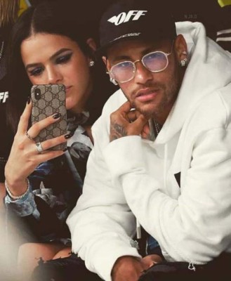 Neymar y Bruna Marquezine visitan Disneyland París