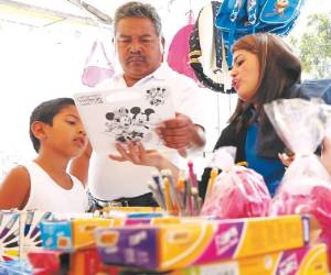 En el parque central de Tegucigalpa se desarrolla la feria.