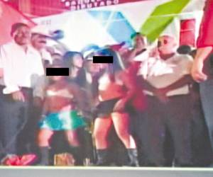 A man takes a picture of models posing during the Miss Bumbum Brazil 2012 pageant in Sao Paulo late November 30, 2012. Twenty-seven candidates from each state in Brazil compete in the annual pageant and the winner will be given a contract to pose for an erotic magazine. REUTERS/Paulo Whitaker (BRAZIL - Tags: SOCIETY)