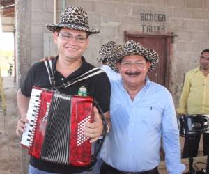 1. Domina la pistolaEscoto aprendió desde los nueve años a manejar una pistola porque vivía en un campo donde llevaban muchos coyotes, aunque ahora no camina armado. Su arma preferida es un fusil de cacería heredado por su abuelo.